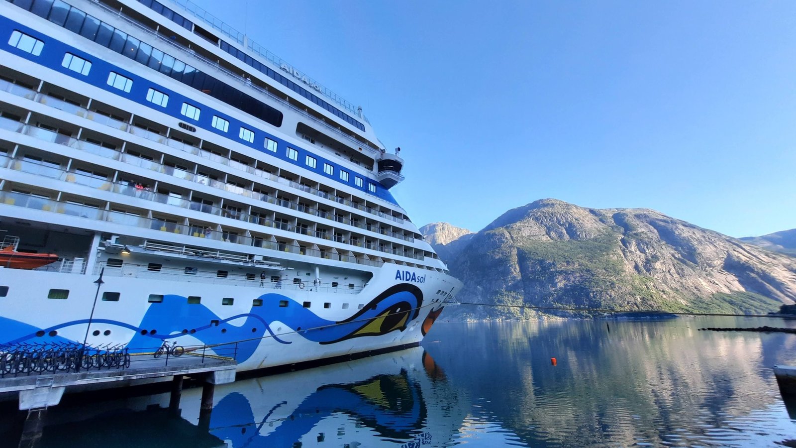 AIDAsol Kreuzfahrtschiff im Eidfjord
