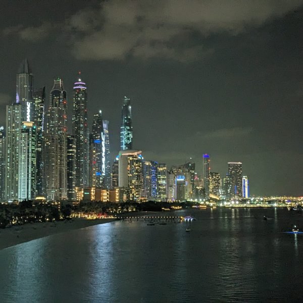 Skyline Dubai bei Nacht