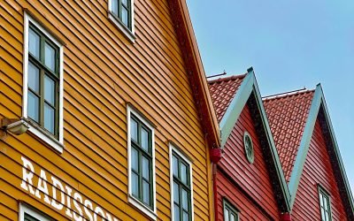 Bunte Holzhäuser in Bergen